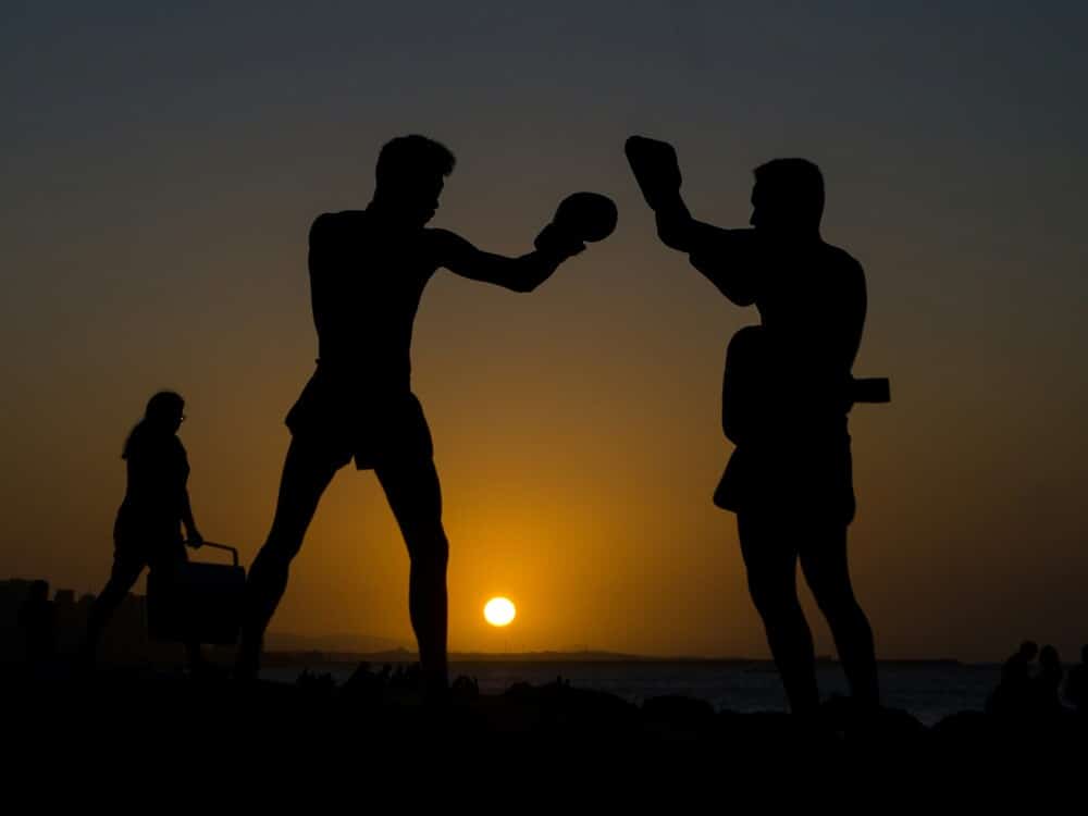 Sporter in silhouet, gefocust tijdens training bij zonsopgang